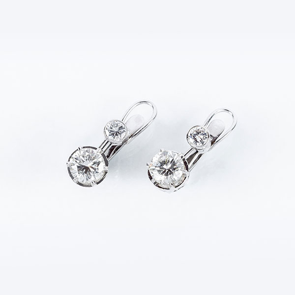 Bonitos pendientes vintage de alta joyer&iacute;a, en s&oacute;lida montura de oro blanco 18 K con dos limpios y blancos diamantes naturales 