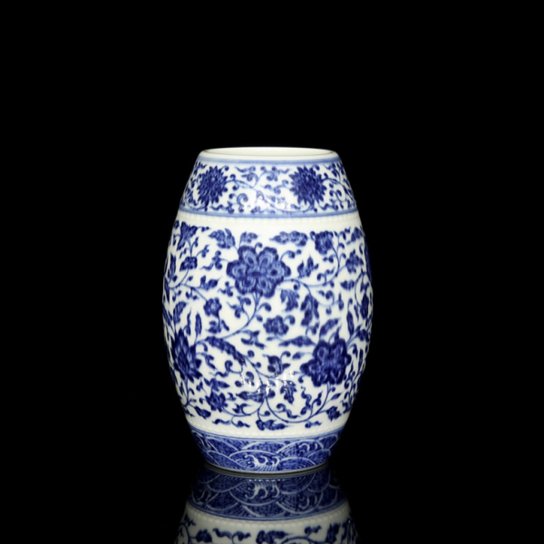 Jarrón azul y blanco con forma de barril "Flores", dinastía Qing, con sello Qianlong. 