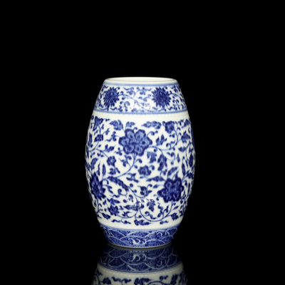 Jarrón azul y blanco con forma de barril &quot;Flores&quot;, dinastía Qing, con sello Qianlong. 