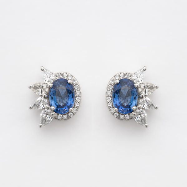 Pendientes en oro blanco con zafiro azul talla oval orlado por diamantes tallas brillante y perilla.