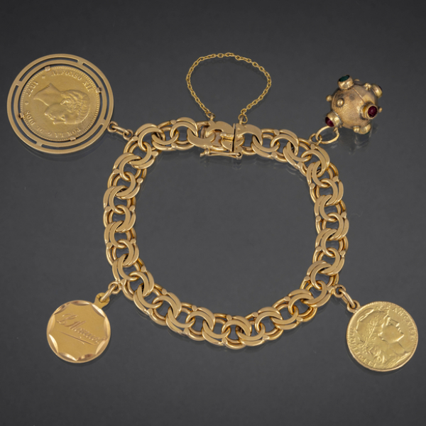 Pulsera barbada años 60 con colgantes de monedas y bolas de oro amarillo de 18 kt.