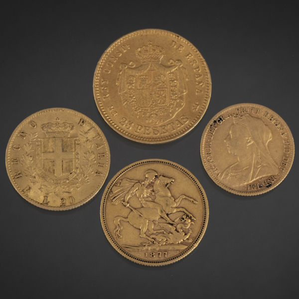 Conjunto de tres monedas en oro amarillo.
