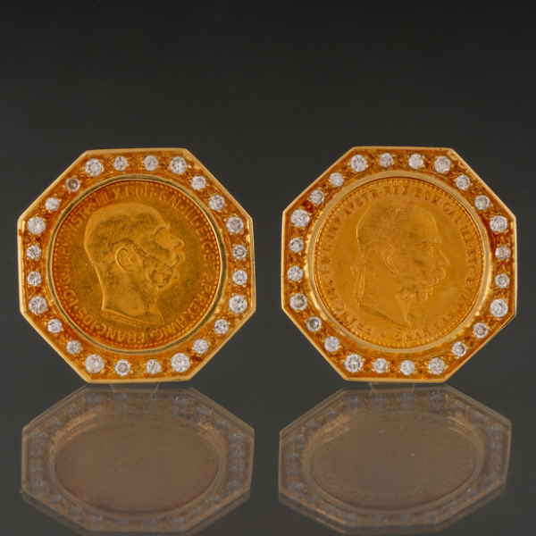 Pareja de pendientes poligonales en oro amarillo de 18 kt orlados de brillantes y moneda como colgante.