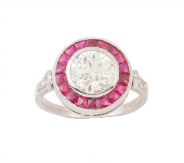 Sortija ojo de perdiz de brillante central de 1,89 ct orlado de rub&iacute;es de talla francesa.   En montura de platino.