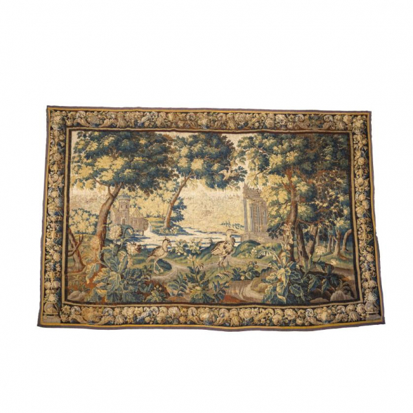 Gran Tapiz Verdure Flamenco S. XVII, en lana.  Se presenta un paisaje boscoso con lago al fondo y arquitecturas clásicas.