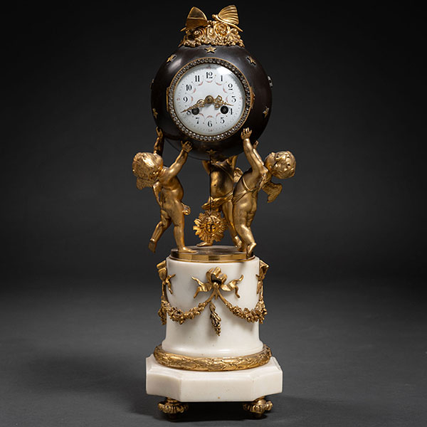 Reloj de sobremesa francés estilo Luís XVI en bronce dorado y pavonado con base de mármol blanco. Trabajo francés del siglo XIX