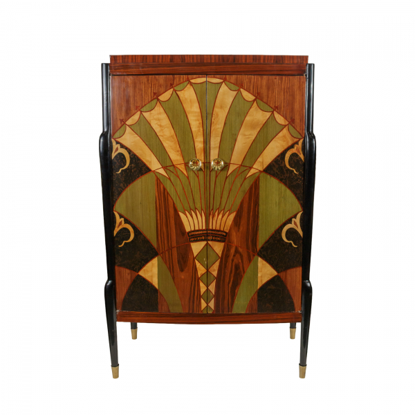 Aparador estilo Art Deco en madera chapada con marqueterias en diversos acabados formando motivos geométricos, s.XX.