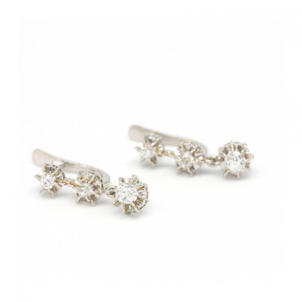 Pendientes en platino con tres diamantes talla brillante antigua en degradé, fles. s.XIX. Peso diamantes: 0,80 ct. aprox.