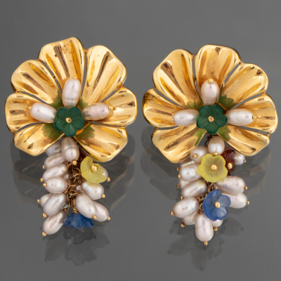 Pareja de pendientes en forma de flor con racimo en oro amarillo de 18kt con perlas de río, y cristales de colores en forma de flor.