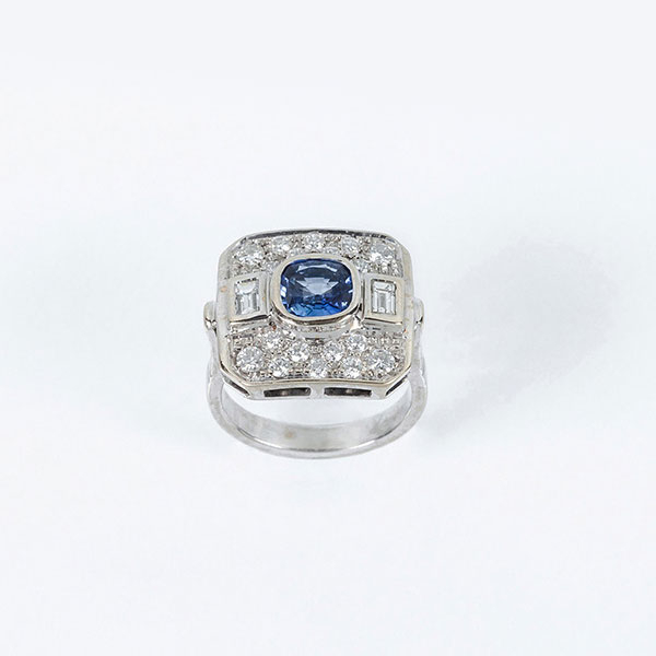 Sortija en s&oacute;lida montura de oro blanco 18 K con un bello zafiro azul (1.04 ct) talla 'cushion' de gran transparencia