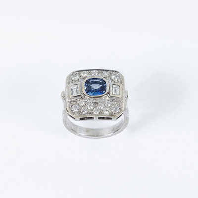 Sortija en s&oacute;lida montura de oro blanco 18 K con un bello zafiro azul (1.04 ct) talla 'cushion' de gran transparencia