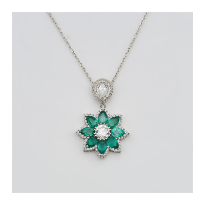 Gargantilla en oro blanco con làgrima y flor de esmeraldas de Brasil talla perilla y diamantes talla brillante.