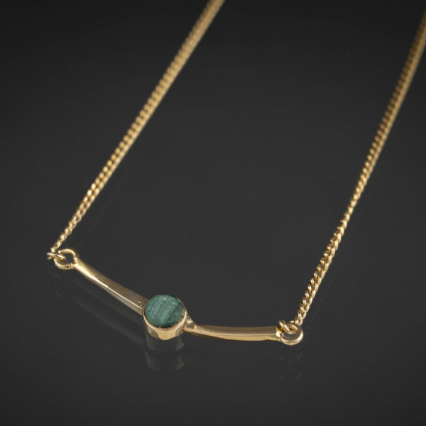 Gargantilla en oro amarillo de 18kt con punto de malaquita.