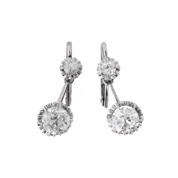 Bellos pendientes vintage en oro blanco 18 K con dos limpios diamantes en movimiento, en garras de ilusión, el principal talla brillante antigua