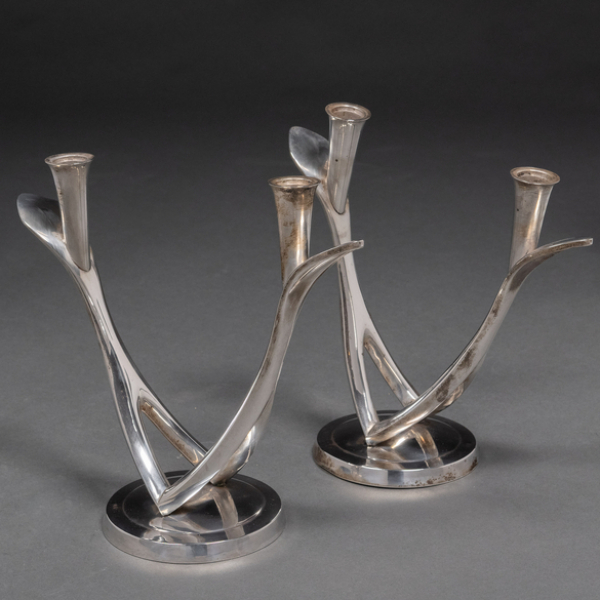 Pareja de candelabros de dos luces en plata española punzonada de ley 925. Siglo XX.