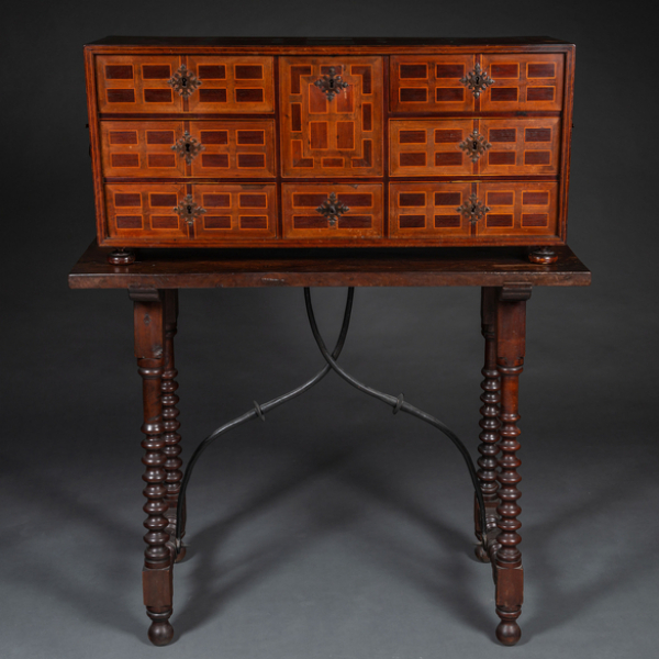 Papelera en madera de nogal y limoncillo con tiradores y bocallaves en hierro. Trabajo Español, Siglo XVIII