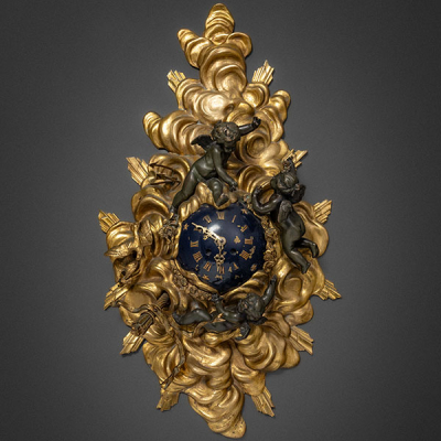 Reloj de pared en forma de nube con pájaros en bronce dorado y ángeles alados en bronce pavonado del siglo XIX.