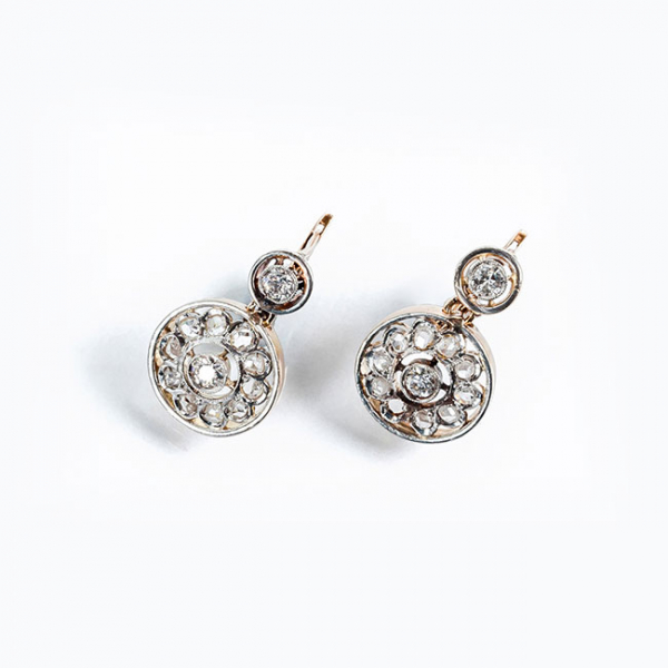 Bellos pendientes antiguos, en oro rosa 18 K y limpios y blancos diamantes, talla brillante antigua y talla rosa 