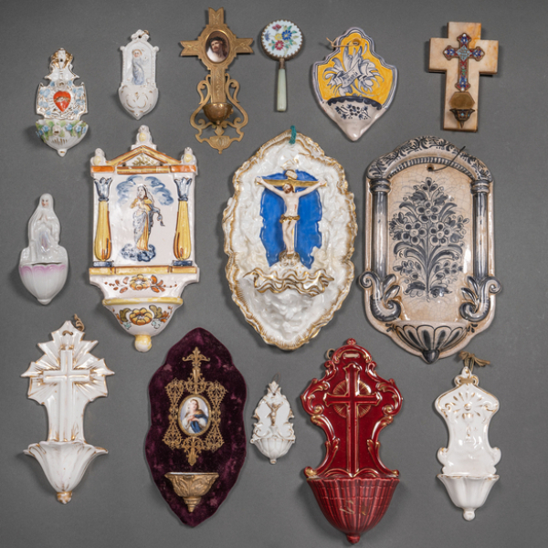 Conjunto de catorce aguabenditeras en porcelana de los siglo XIX-XX