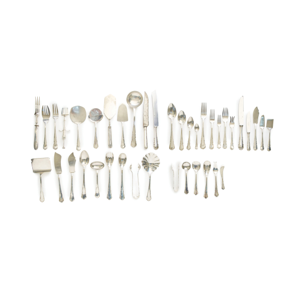 Cubertería en plata española punzonada con contrastes de Oriol y del platero José Amor con decoraciones variadas, s.XX. 188 piezas.