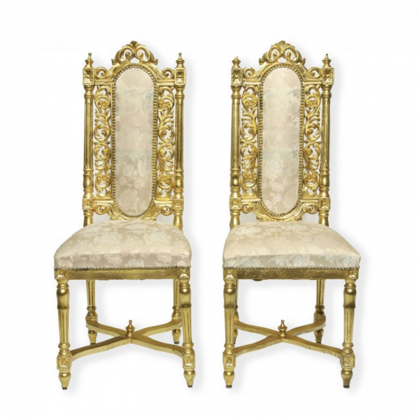Pareja de sillas trono doradas, s.XX.    Dos sillas de madera decoradas mediante la técnica de doradura.