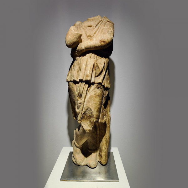 Importante Escultura Romana de Joven B&aacute;rbaro, siglos I - II DC, ex colecci&oacute;n Jonathan Piser, Illinois. 