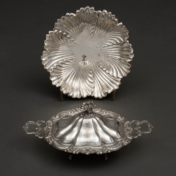 Conjunto de legumbrera y bandeja gallonada en plata española y punzonada del siglo XX.