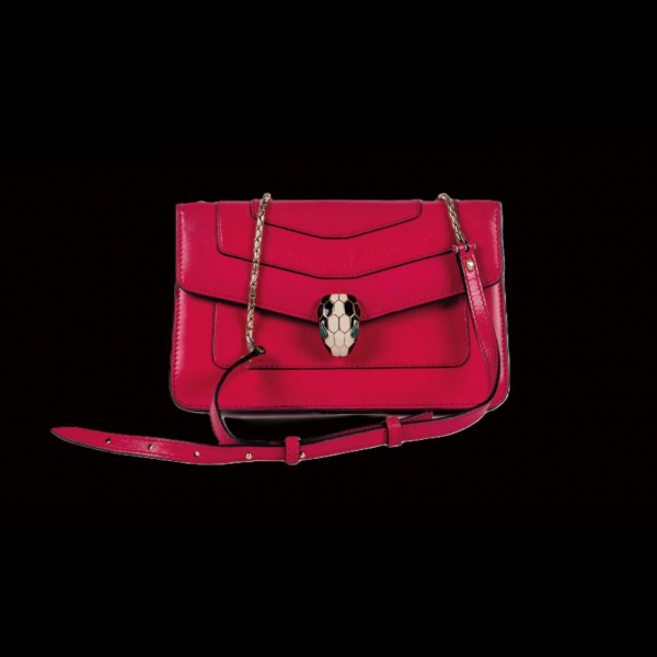 Bulgari. Bolso Serpenti, de hombro en cuero fucsia.
