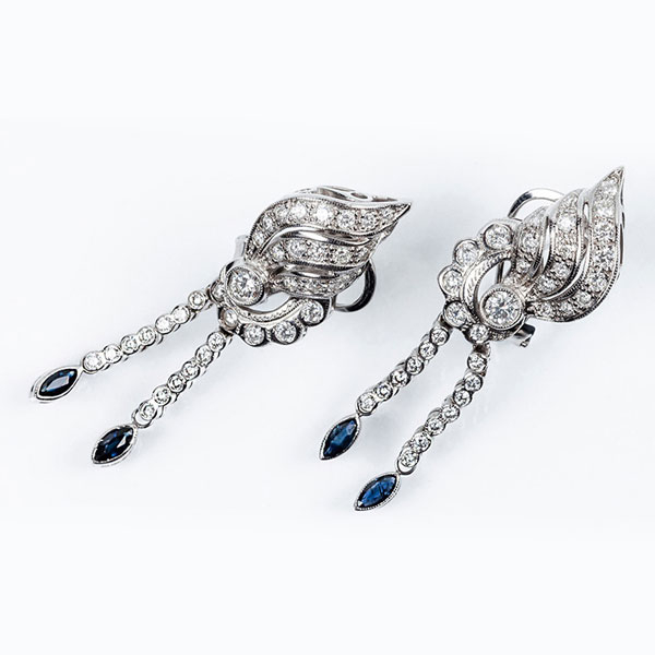 Pendientes largos estilo &#039;Art-déco&#039;, en oro blanco 18 K, con limpios y blancos diamantes y dos zafiros azul &#039;marquisse&#039;