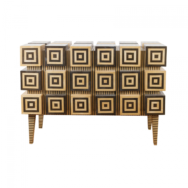 Aparador con marquetería bicolor en negro y beige con decoración de patrón geométrico con dos puertas batientes, s.XX.