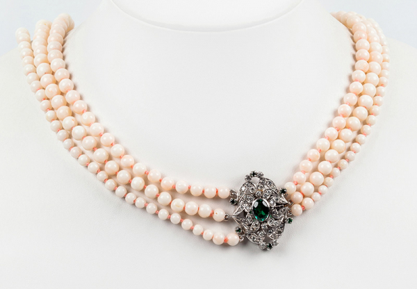 Collar formado por tres vueltas escalonadas de cuentas esféricas de coral &#039;piel de &#039;angel&#039;