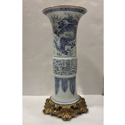 Jarrón en forma de trompeta en porcelana azul y blanca con montura en bronce dorado del siglo XIX