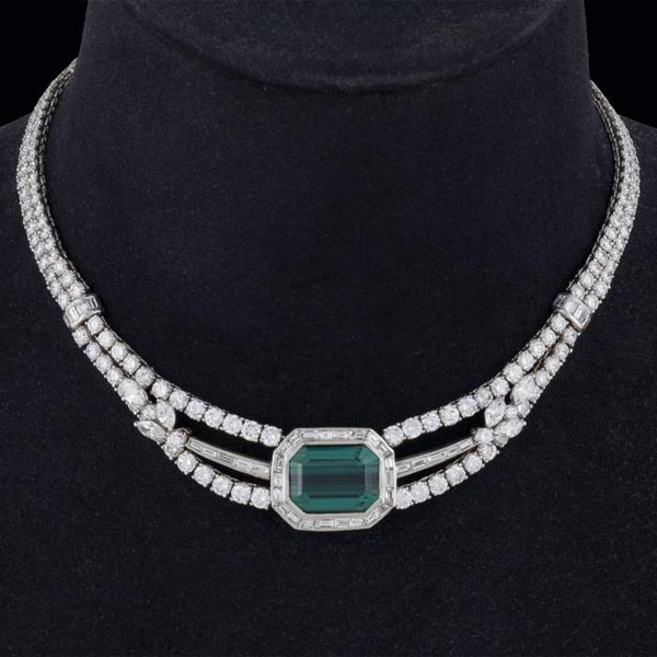 Gran collar de oro blanco de 18 K. con magnífica turmalina indigolita talla octogonal de 20 cts. montada en una doble rivière de brillantes con diamantes 