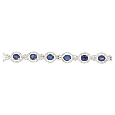Pulsera en oro blanco con rosetones de zafiro azul talla oval orlados por diamantes talla brillante.
