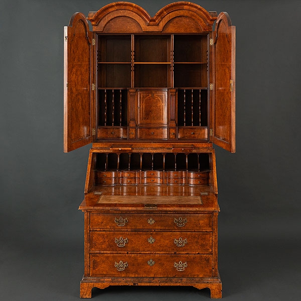 Secretaire Inglés George I en madera ne nogal, Siglo XVIII. 