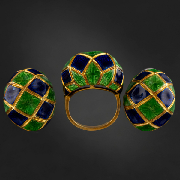 Conjunto de anillo bombé y pareja de pendientes criolla en oro amarillo y oro blanco de 18kt y esmalte guilloché en azul y verde.