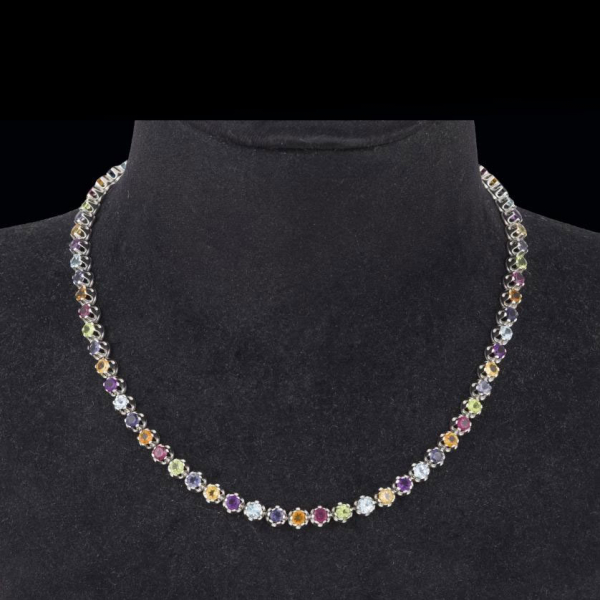 Collar de oro blanco de 18 K. con piedras talla redonda multicolor: peridotos, topacios, cuarzos, granates, etc. 