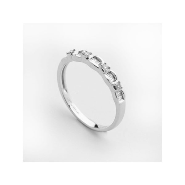 Sortija en oro blanco con diamantes talla brillante y talla baguette con un peso total de 0,25 cts. aprox.