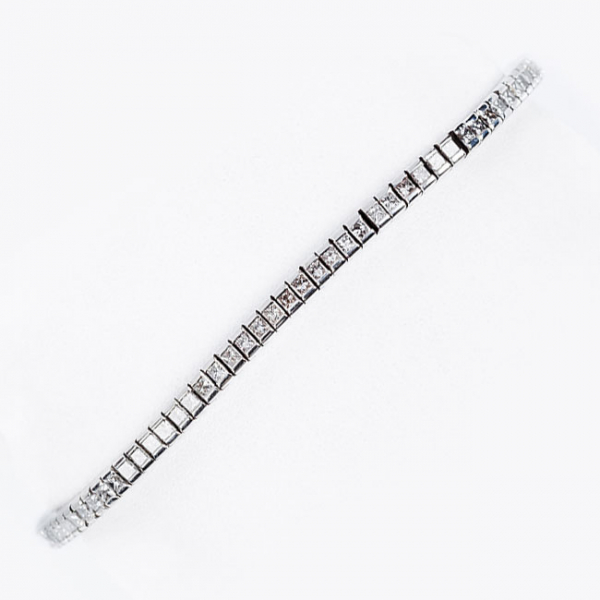 Pulsera rivière de alta joyería, en oro blanco 18 K, con fila articulada de limpios y blancos diamantes naturales 
