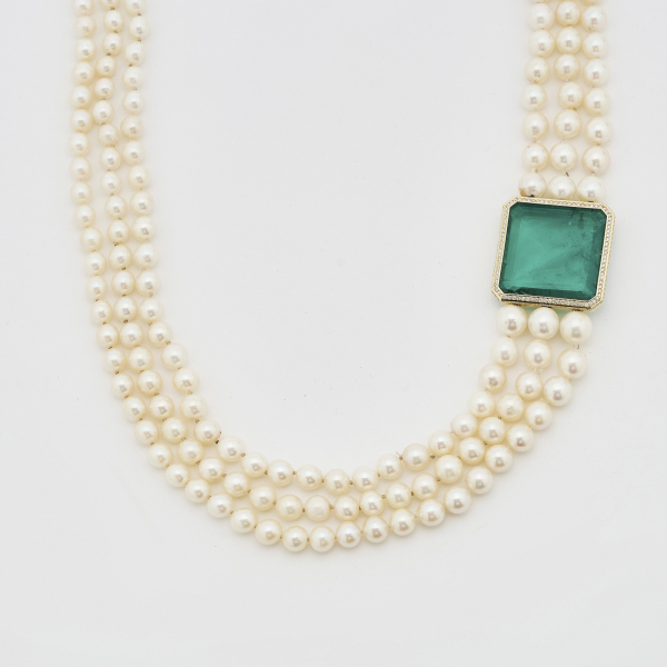 Collar de tres hilos de perlas cultivadas japonesas Mikimoto en degradé de 9-6 mm. con magnífica esmeralda de Zambia
