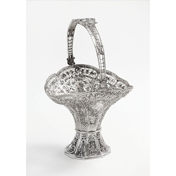 Cesta en plata calada con decoración de paisaje con personajes, flores y rocallas. Estilo Luis XVI. Marcas de platero.  Pp. S. XX