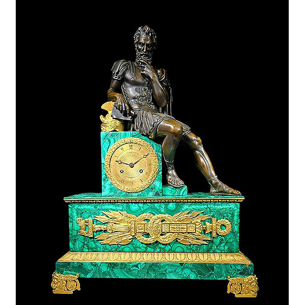 Reloj estilo imperio en malaquita y con figrua de pensador en bronce, Francia, siglo XIX.