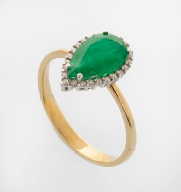 Sortija en oro amarillo con esmeralda central en forma de lágrima