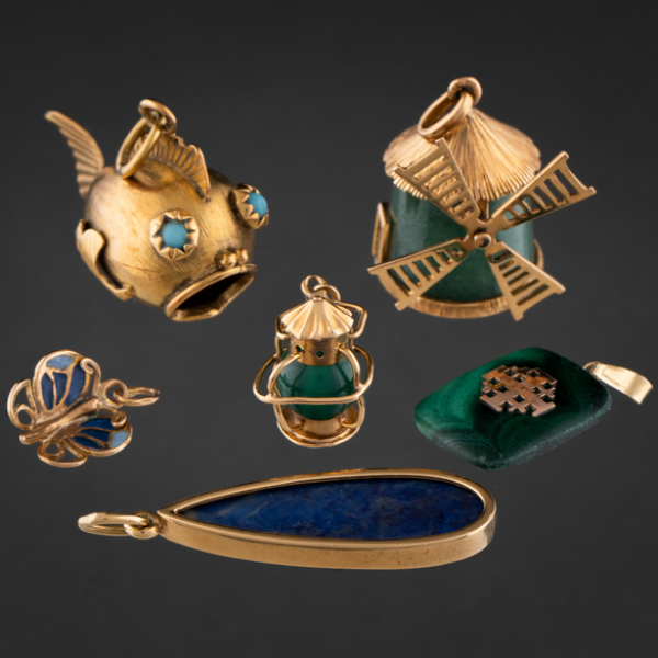 Conjunto de cinco colgantes en oro amarillo de 18 kt con aplicaciones en jade, malaquita, turquesa y lapislázuli.