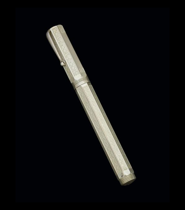 Estilográfica Montegrappa "80 Aniversario".   Realizada en plata con cuerpo prismático. Numerada 0487-1912.