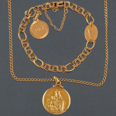 Conjunto de cadena con medalla de Dios Padre y pulsera en oro amarillo de 18 kt.