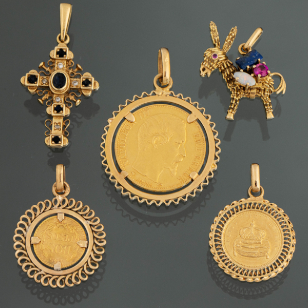 Conjunto de cinco colgantes en oro amarillo de 18 kt.