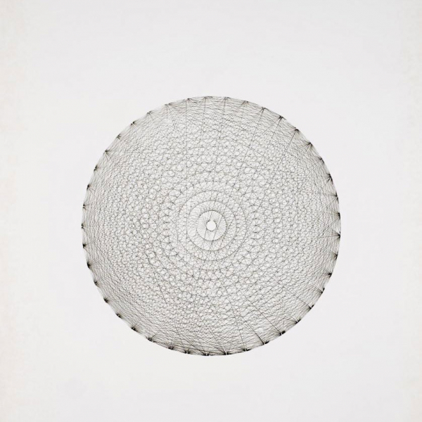 Elena Asins.   "Estructura circular sobre Blanco (c.1969)". Acrílico y látex sobre tabla. Al dorso etiquetas de inventario.
