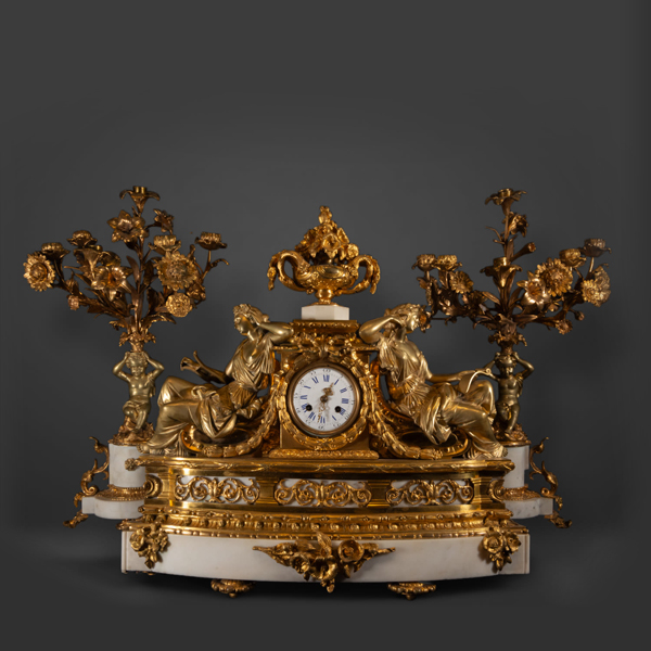 Preciosa y Monumental Guarnición francesa Napoleón III en bronce dorado del siglo XIX y mármol blanco de Carrara, siglo XIX.