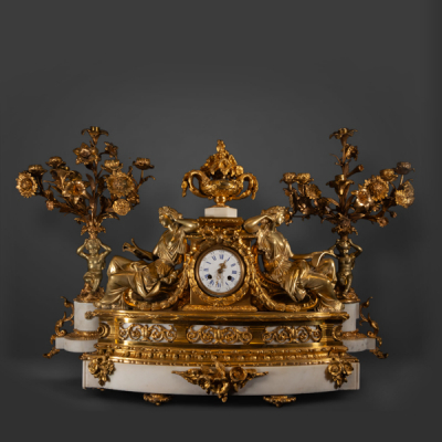 Preciosa y Monumental Guarnición francesa Napoleón III en bronce dorado del siglo XIX y mármol blanco de Carrara, siglo XIX.